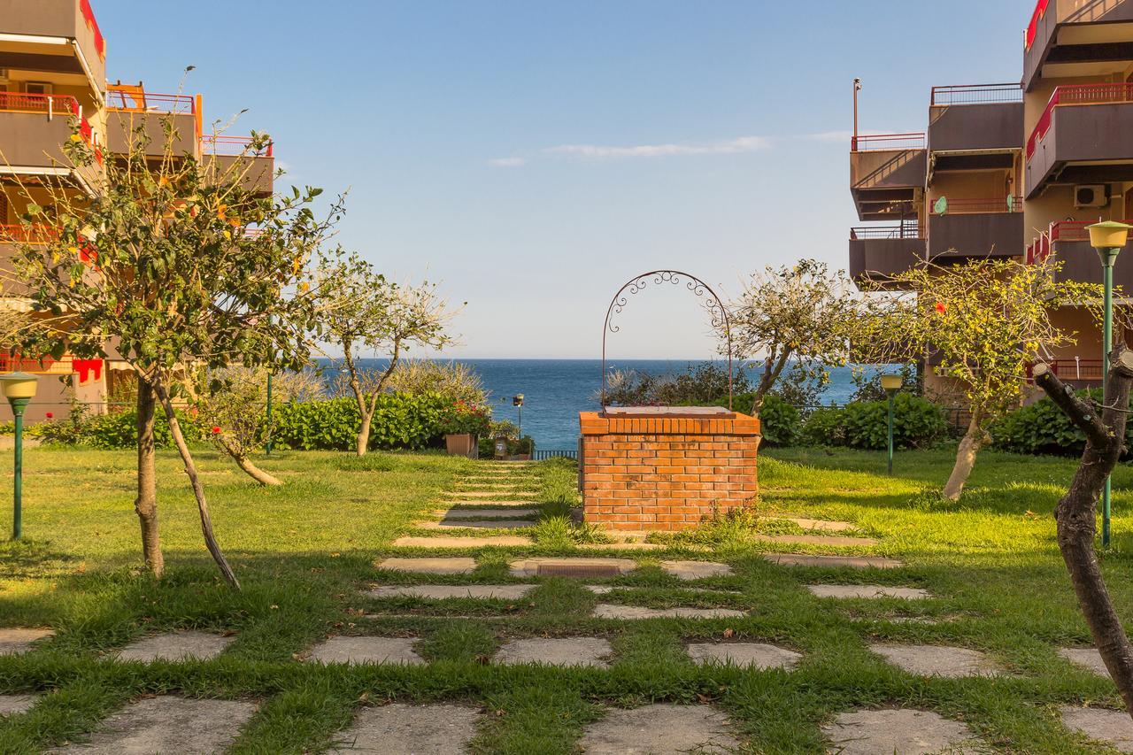 Blue Wood Apartment Letojanni Exterior photo